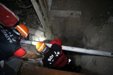 KÖPEK DEFİNECİLERİN KAZDIĞI KUYUYA DÜŞTÜ