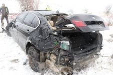 BARİYERLERE ÇARPARAK YOLDAN ÇIKTI