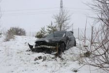 BARİYERLERE ÇARPARAK YOLDAN ÇIKTI