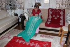 67 YAŞINDA TEK ELİYLE ÇEYİZ İŞLİYOR