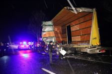 OTOBÜS ARIZA YAPAN KAMYONA ÇARPTI