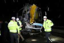 OTOBÜS ARIZA YAPAN KAMYONA ÇARPTI