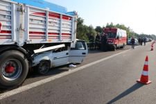 OTOMOBİL TIRIN ALTINA GİRDİ, 2 ÖLÜ