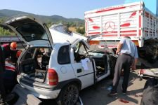 OTOMOBİL TIRIN ALTINA GİRDİ, 2 ÖLÜ