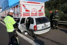 OTOMOBİL TIRIN ALTINA GİRDİ, 2 ÖLÜ