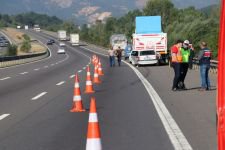 OTOMOBİL TIRIN ALTINA GİRDİ, 2 ÖLÜ