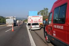 OTOMOBİL TIRIN ALTINA GİRDİ, 2 ÖLÜ