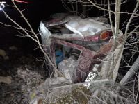 OTOMOBİL UÇURUMA YUVARLANDI