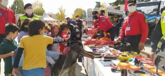 ÖZEL EĞİTİMLİ KÖPEKLER İLGİ ODAĞI OLDU