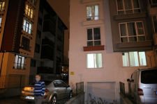 PENCEREDEN OTOMOBİLİN ÜZERİNE DÜŞTÜ