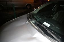 PENCEREDEN OTOMOBİLİN ÜZERİNE DÜŞTÜ