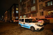 PENCEREDEN OTOMOBİLİN ÜZERİNE DÜŞTÜ