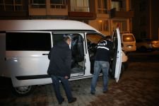 PENCEREDEN OTOMOBİLİN ÜZERİNE DÜŞTÜ