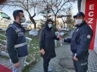 POLİSTEN KADINLARA ÇİÇEK