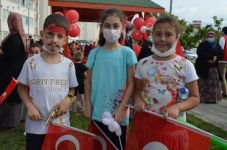 ŞEVVAL SAM GÜZELLİĞİYLE BÜYÜLEDİ