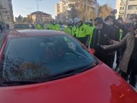 SÜRÜCÜLERİ UYARIP HEDİYELER VERDİLER