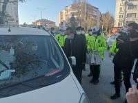 SÜRÜCÜLERİ UYARIP HEDİYELER VERDİLER