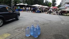 TANJU ÖZCAN'A SUYLA PROTESTO DENEMESİ