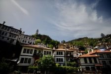 TARİHİ İLÇE GÖYNÜK TATİLCİLERİ BEKLİYOR