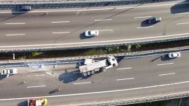 TIR DEVRİLDİ, ULAŞIM 4 SAAT KAPANDI