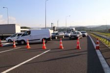 TIR DEVRİLDİ, ULAŞIM 4 SAAT KAPANDI