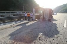 TIR DEVRİLDİ, ULAŞIM 4 SAAT KAPANDI