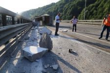 TIR DEVRİLDİ, ULAŞIM 4 SAAT KAPANDI