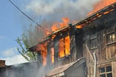 AHŞAP EV KULLANILAMAZ HALE GELDİ