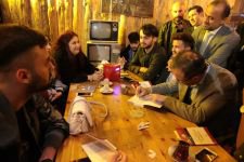 BAKAN KASAPOĞLU XL KAFE’DE GENÇLERLE BULUŞTU