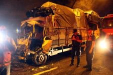 BOLU DAĞI TÜNELİNDE TIRLAR BİRBİRİNE GİRDİ