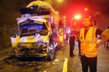 BOLU DAĞI TÜNELİNDE TIRLAR BİRBİRİNE GİRDİ