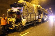 BOLU DAĞI TÜNELİNDE TIRLAR BİRBİRİNE GİRDİ