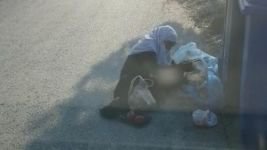 BOLU’DA ÇÖPTEN EKMEK TOPLAYAN YAŞLI KADIN YÜREK SIZLATTI