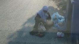 BOLU’DA ÇÖPTEN EKMEK TOPLAYAN YAŞLI KADIN YÜREK SIZLATTI