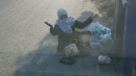 BOLU’DA ÇÖPTEN EKMEK TOPLAYAN YAŞLI KADIN YÜREK SIZLATTI