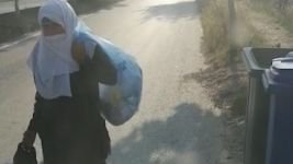 BOLU’DA ÇÖPTEN EKMEK TOPLAYAN YAŞLI KADIN YÜREK SIZLATTI