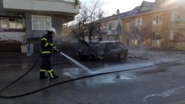 ÇALIŞIR HALDE BEKLETİLEN OTOMOBİL ALEV ALEV YANDI