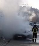 ÇALIŞIR HALDE BEKLETİLEN OTOMOBİL ALEV ALEV YANDI