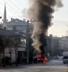 ÇALIŞIR HALDE BEKLETİLEN OTOMOBİL ALEV ALEV YANDI