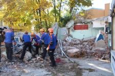 ENKAZ ALTINDA KALANLARI KURTARDILAR