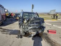 KAVŞAKTA ÖLÜMDEN DÖNDÜLER