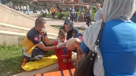 KÜÇÜK ÇOCUK KÖROĞLU HEYKELİ’NDEN YERE DÜŞTÜ