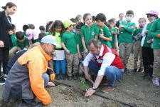 MİNİKLERLE FİDAN DİKTİ