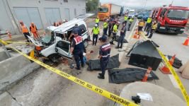 OTOYOL GİŞELERİNE ÇARPIP PARAMPARÇA OLDU 3 ÖLÜ