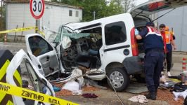 OTOYOL GİŞELERİNE ÇARPIP PARAMPARÇA OLDU 3 ÖLÜ