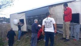 OTOYOLDA OTOBÜS DEVRİLDİ ÇOK SAYIDA YARALI VAR