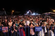 ŞARKILARIYLA DANS ŞOVUYLA BÜYÜLEDİ