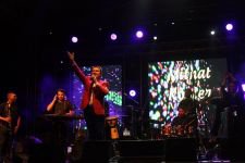 ŞARKILARIYLA DANS ŞOVUYLA BÜYÜLEDİ