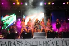 ŞARKILARIYLA DANS ŞOVUYLA BÜYÜLEDİ