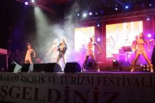 ŞARKILARIYLA DANS ŞOVUYLA BÜYÜLEDİ